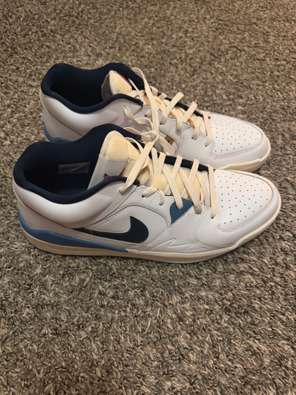 Nike Men’s White and Navy Low-Top Sneakers with Light Blue Accents